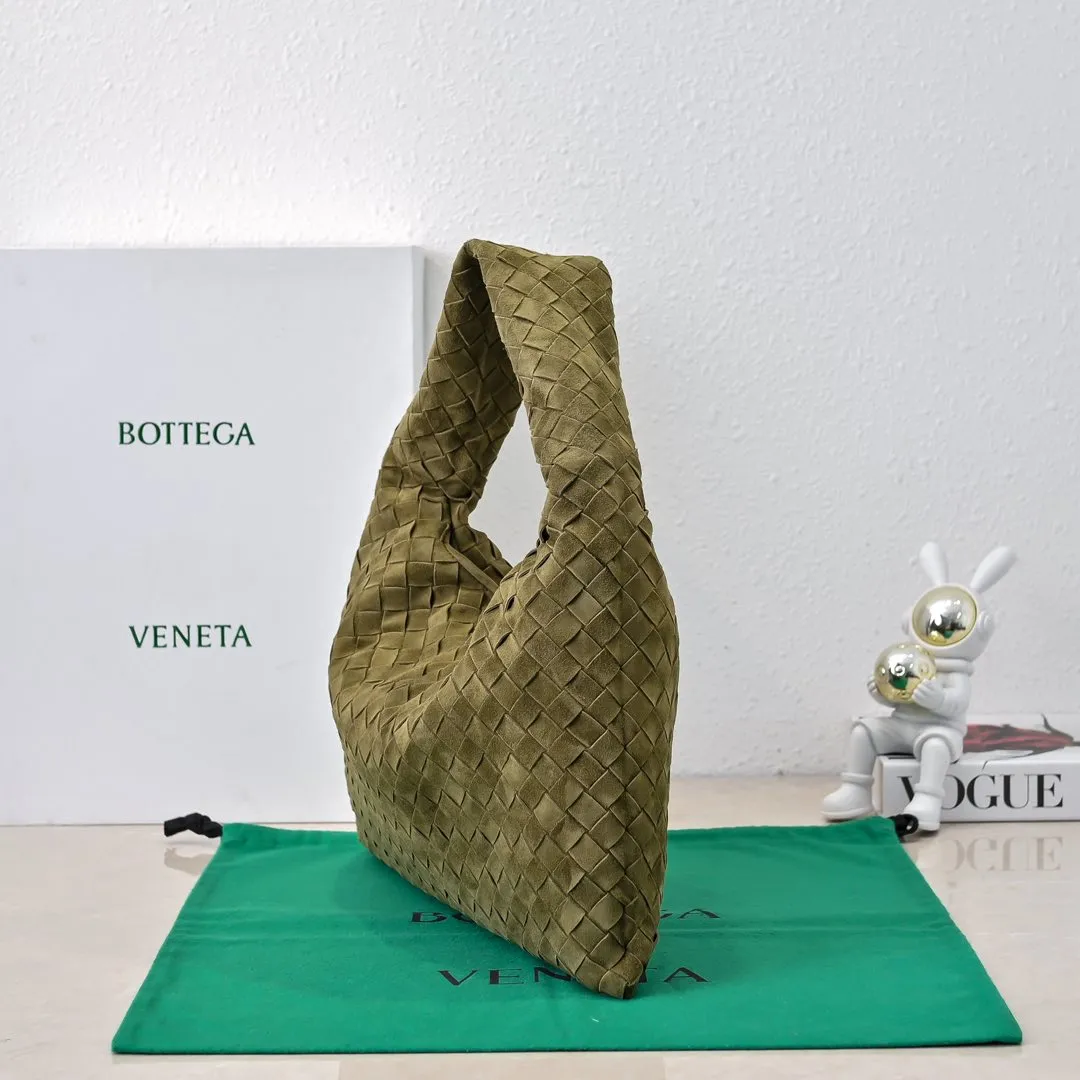 Batch 1860 #Bv new small HOP bag-nubuck leather is here! The bag body and handles are made of a whole piece of woven leather. The bag body is soft and lazy. Hop symbolizes the praise of innovation and eternal craftsmanship [love]. The pyramid silhouette combines practicality and fashion. It is modern and casual. The double-sided closure design of the bag mouth is more convenient and safe! The cowhide texture also makes the bag more wear-resistant and durable. A must-have for fashionable ladies who like minimalism yet comfortable and casual! Size: 41x20.5x7.5, Model: 3966#一